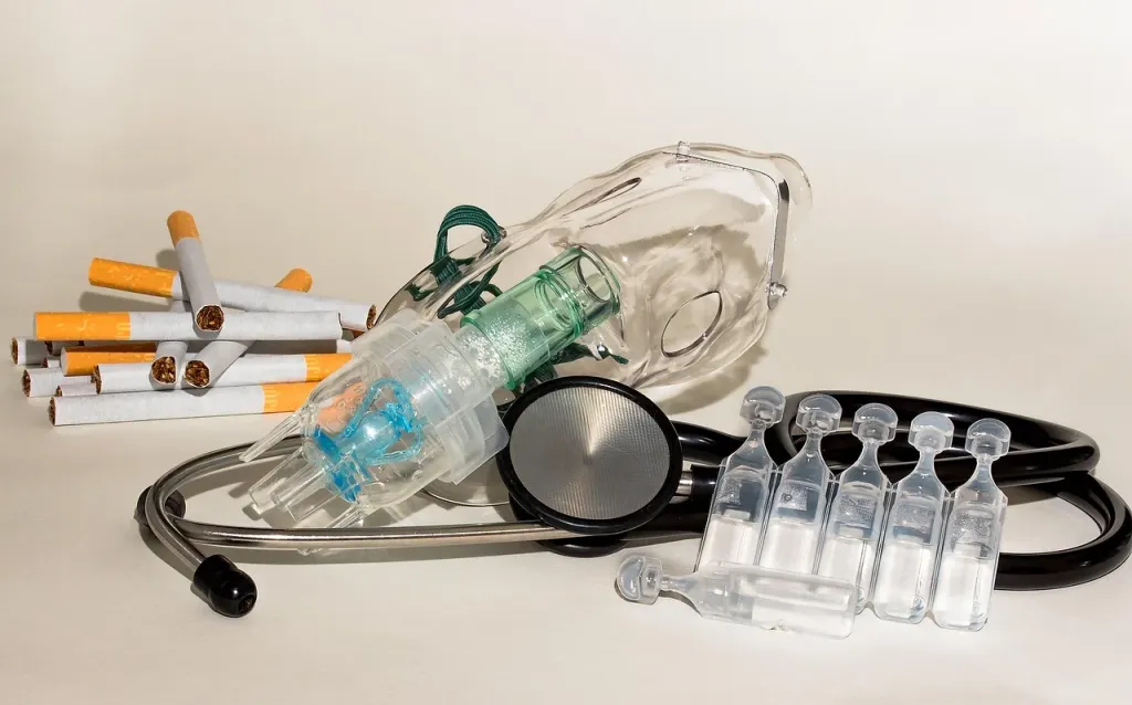 Nowoczesny nebulizator na stoliku w pokoju dziecięcym obok pluszowego misia, przygotowany do inhalacji dziecka.